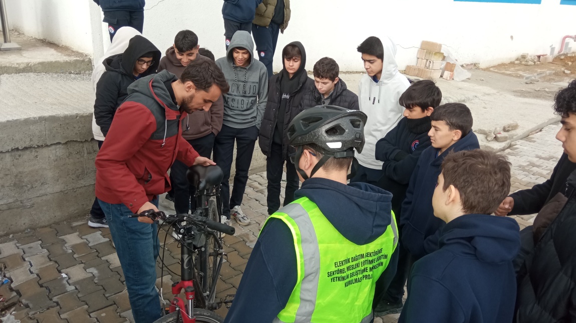 Okulumuzda Bisiklet Ekipmanlarının Tanıtımı ve Bakım Etkinliği Yapıldı